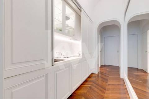 Apartamento inserido em Prédio do século XIX em localização premium e histórica da cidade do Porto