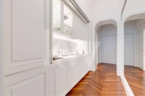 Apartamento inserido em Prédio do século XIX em localização premium e histórica da cidade do Porto