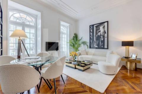 Apartamento inserido em Prédio do século XIX em localização premium e histórica da cidade do Porto