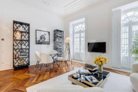 Apartamento inserido em Prédio do século XIX em localização premium e histórica da cidade do Porto