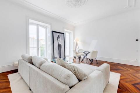 Apartamento inserido em Prédio do século XIX em localização premium e histórica da cidade do Porto