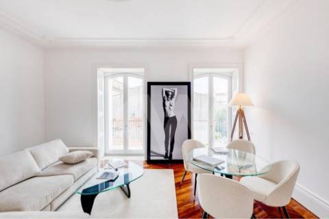 Apartamento inserido em Prédio do século XIX em localização premium e histórica da cidade do Porto