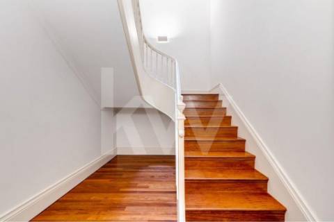 Apartamento inserido em Prédio do século XIX em localização premium e histórica da cidade do Porto