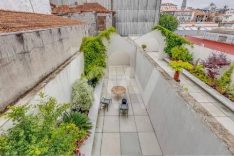 Apartamento inserido em Prédio do século XIX em localização premium e histórica da cidade do Porto