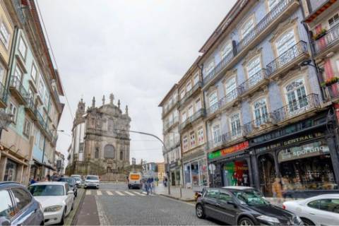Apartamento inserido em Prédio do século XIX em localização premium e histórica da cidade do Porto