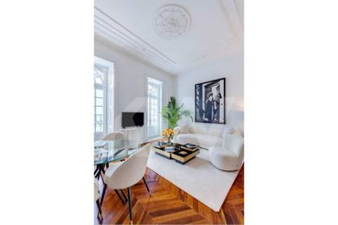 Apartamento inserido em Prédio do século XIX em localização premium e histórica da cidade do Porto