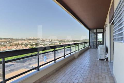 T4 totalmente remodelado em 2022 com vistas deslumbrantes nas torres do Restelo