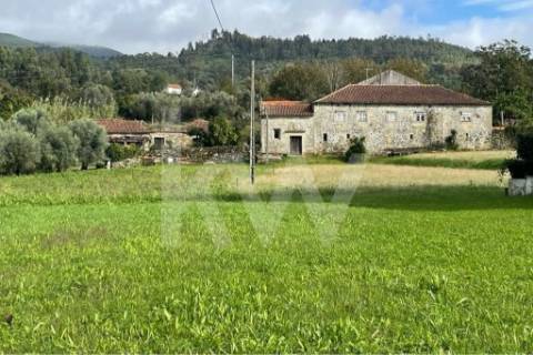 Quinta solarenga com 23.000 m2, casa com capela e anexos em pedra