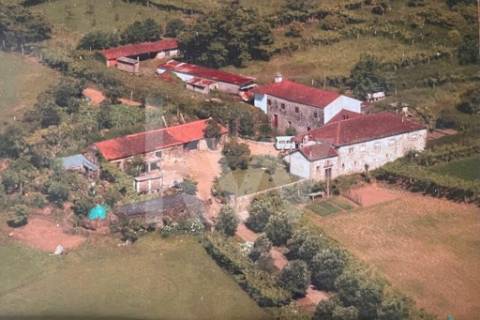 Quinta solarenga com 23.000 m2, casa com capela e anexos em pedra
