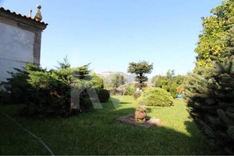 Quinta solarenga com 23.000 m2, casa com capela e anexos em pedra