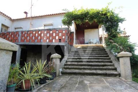 Quinta solarenga com 23.000 m2, casa com capela e anexos em pedra