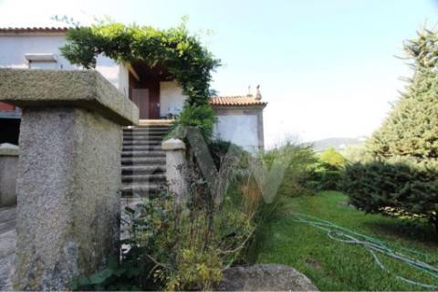 Quinta solarenga com 23.000 m2, casa com capela e anexos em pedra