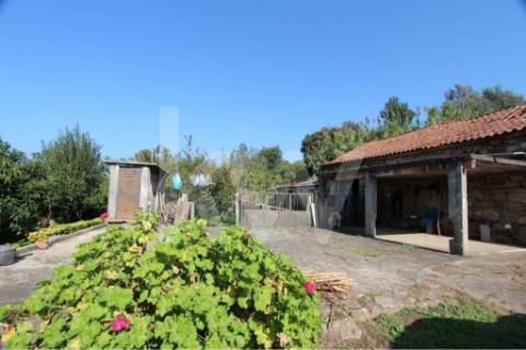 Quinta solarenga com 23.000 m2, casa com capela e anexos em pedra