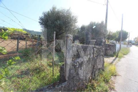 Quinta solarenga com 23.000 m2, casa com capela e anexos em pedra