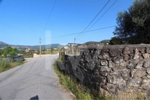 Quinta solarenga com 23.000 m2, casa com capela e anexos em pedra