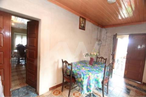 Quinta solarenga com 23.000 m2, casa com capela e anexos em pedra