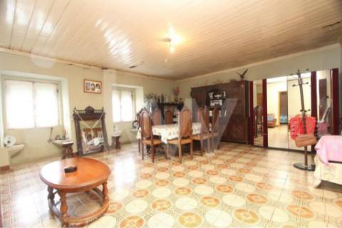 Quinta solarenga com 23.000 m2, casa com capela e anexos em pedra