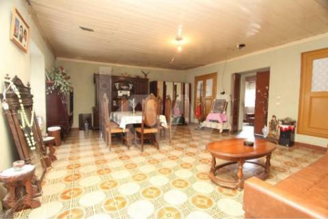 Quinta solarenga com 23.000 m2, casa com capela e anexos em pedra