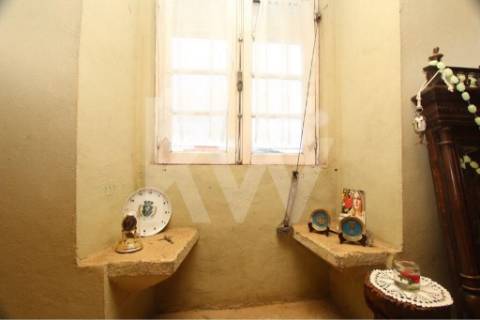 Quinta solarenga com 23.000 m2, casa com capela e anexos em pedra