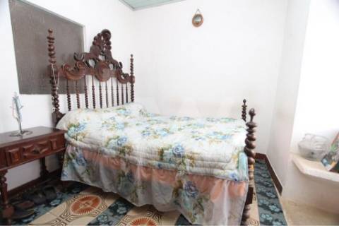 Quinta solarenga com 23.000 m2, casa com capela e anexos em pedra