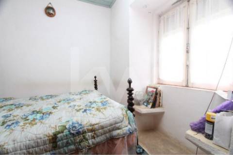 Quinta solarenga com 23.000 m2, casa com capela e anexos em pedra