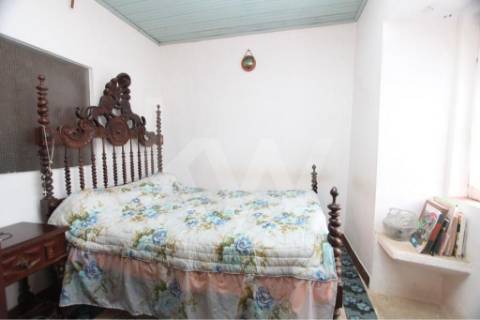 Quinta solarenga com 23.000 m2, casa com capela e anexos em pedra