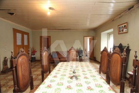 Quinta solarenga com 23.000 m2, casa com capela e anexos em pedra