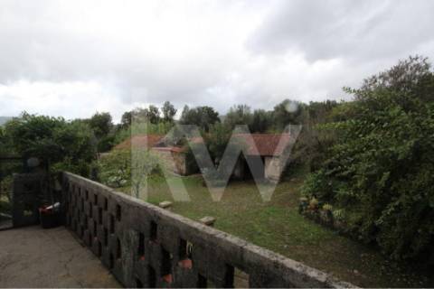 Quinta solarenga com 23.000 m2, casa com capela e anexos em pedra