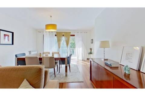 Fantástico T4 de 208 m2, com duas suites  e dois lugares de estacionamento em Paranhos!!!