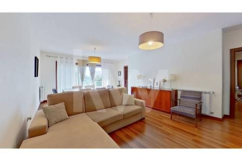 Fantástico T4 de 208 m2, com duas suites  e dois lugares de estacionamento em Paranhos!!!