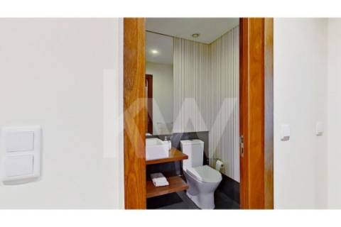 Fantástico T4 de 208 m2, com duas suites  e dois lugares de estacionamento em Paranhos!!!