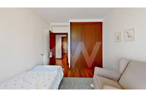 Fantástico T4 de 208 m2, com duas suites  e dois lugares de estacionamento em Paranhos!!!