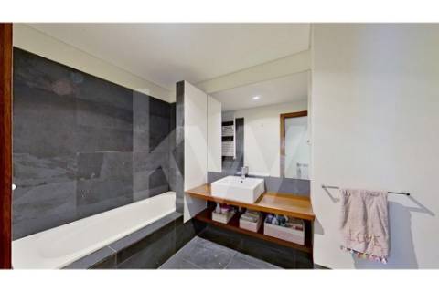 Fantástico T4 de 208 m2, com duas suites  e dois lugares de estacionamento em Paranhos!!!