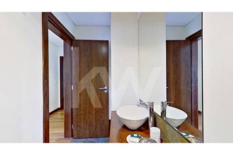 Fantástico T4 de 208 m2, com duas suites  e dois lugares de estacionamento em Paranhos!!!