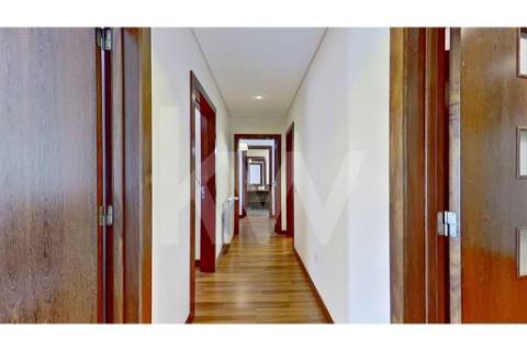 Fantástico T4 de 208 m2, com duas suites  e dois lugares de estacionamento em Paranhos!!!