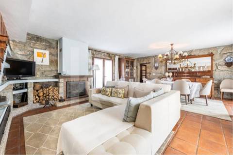 Venda de moradia T5 com grande jardim exterior e area bruta de 472 m2 em Paredes