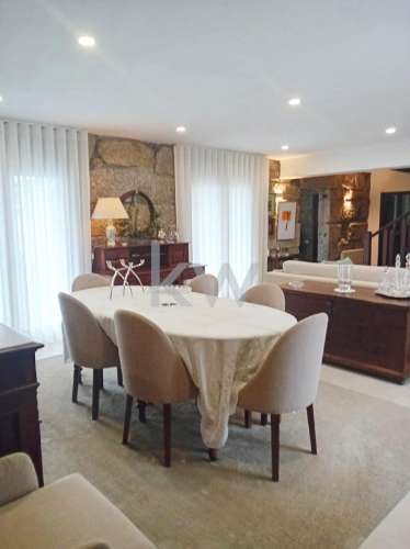 Venda de moradia T5 com grande jardim exterior e area bruta de 472 m2 em Paredes