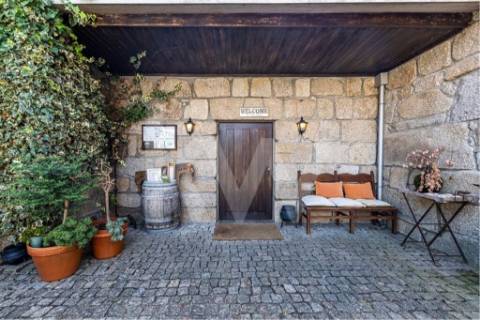 Venda de moradia T5 com grande jardim exterior e area bruta de 472 m2 em Paredes