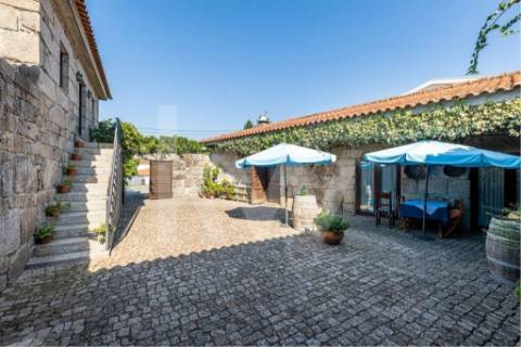 Venda de moradia T5 com grande jardim exterior e area bruta de 472 m2 em Paredes