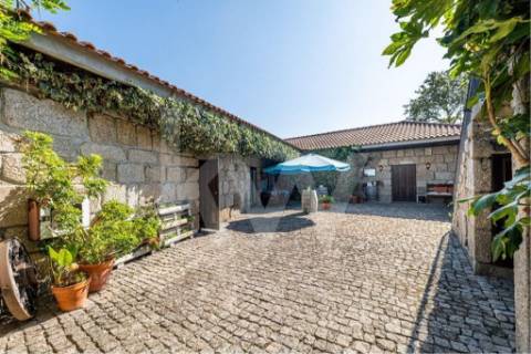 Venda de moradia T5 com grande jardim exterior e area bruta de 472 m2 em Paredes