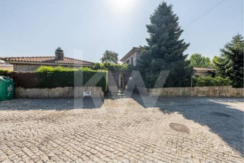 Venda de moradia T5 com grande jardim exterior e area bruta de 472 m2 em Paredes