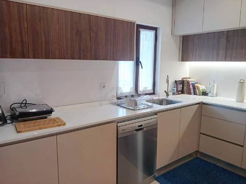 Venda de moradia T5 com grande jardim exterior e area bruta de 472 m2 em Paredes