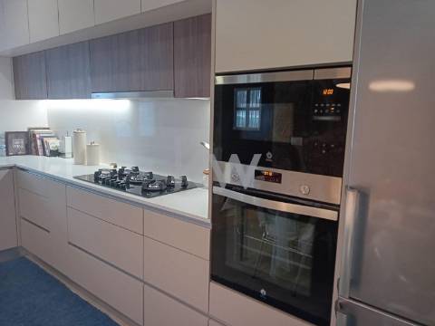 Venda de moradia T5 com grande jardim exterior e area bruta de 472 m2 em Paredes