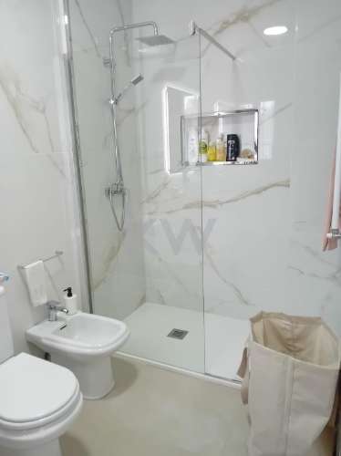 Venda de moradia T5 com grande jardim exterior e area bruta de 472 m2 em Paredes