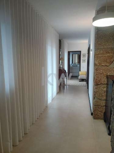 Venda de moradia T5 com grande jardim exterior e area bruta de 472 m2 em Paredes