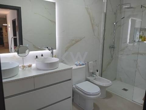 Venda de moradia T5 com grande jardim exterior e area bruta de 472 m2 em Paredes