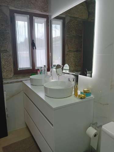 Venda de moradia T5 com grande jardim exterior e area bruta de 472 m2 em Paredes