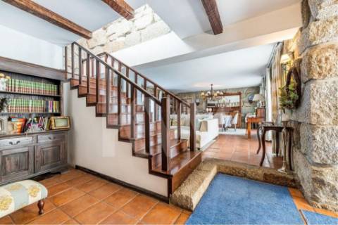 Venda de moradia T5 com grande jardim exterior e area bruta de 472 m2 em Paredes