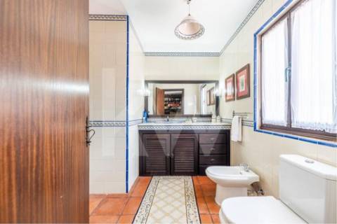 Venda de moradia T5 com grande jardim exterior e area bruta de 472 m2 em Paredes