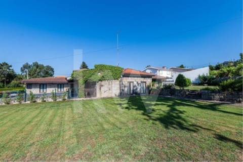 Venda de moradia T5 com grande jardim exterior e area bruta de 472 m2 em Paredes